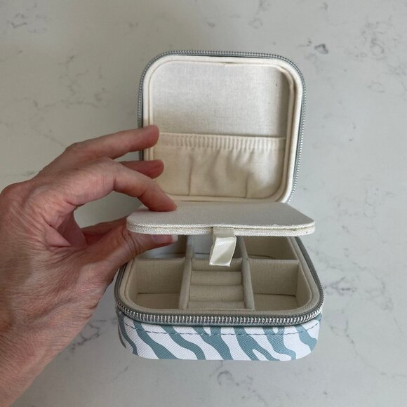 Milly Traveling Zippered Jewelry Case in Zebra Print Grey + White Sz OS NWOT - Picture 1 of 11